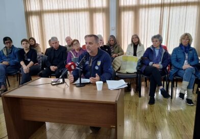 Trevelin: docentes autoconvocados expusieron la crítica realidad salarial en la banca del vecino