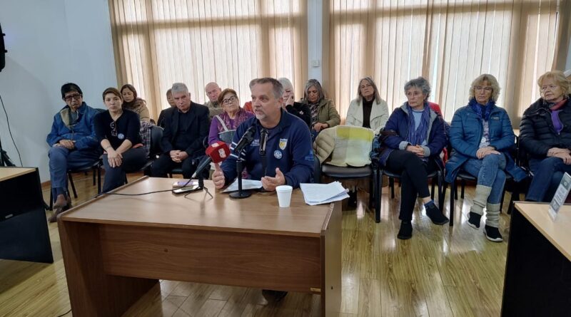 Trevelin: docentes autoconvocados expusieron la crítica realidad salarial en la banca del vecino