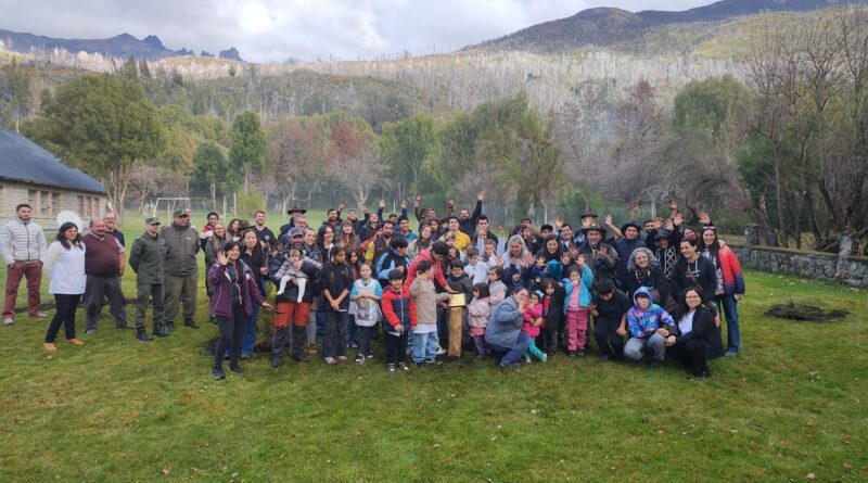 La Escuela N° 25 celebró los 20 años del vivero Niños del lago en el parque Nacional Los Alerces