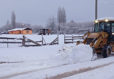 La Municipalidad de Trevelin desplegó un operativo de despeje tras la nevada