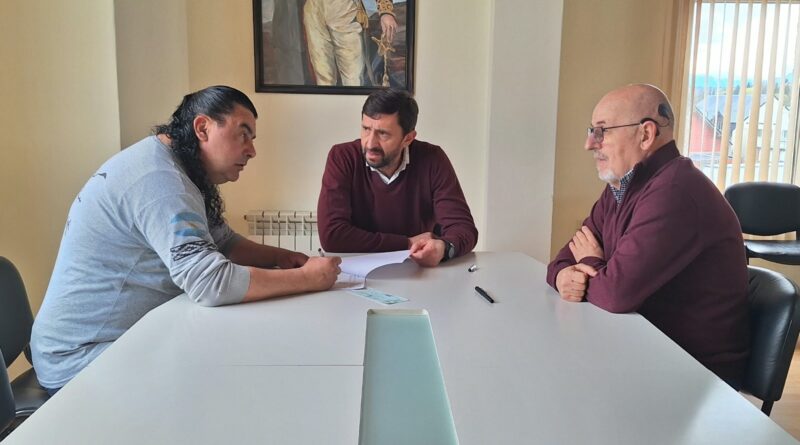 Trevelin acompaña al grupo de danzas Pellü Weche en un encuentro provincial